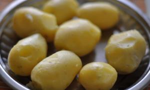 Почему картошка иногда чернеет после варки?